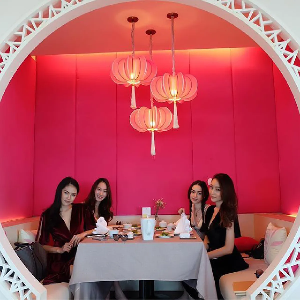 จัดว่าเด็ดมาก! 5 สาวสุดแซ่บทีมบี น้ำทิพย์ อวดหุ่นเซ็กซี่ริมทะเล