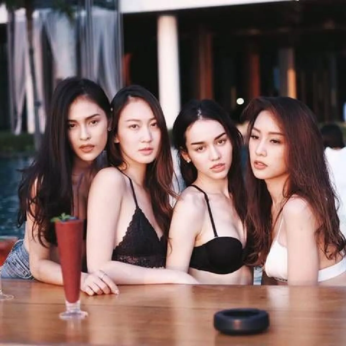 จัดว่าเด็ดมาก! 5 สาวสุดแซ่บทีมบี น้ำทิพย์ อวดหุ่นเซ็กซี่ริมทะเล