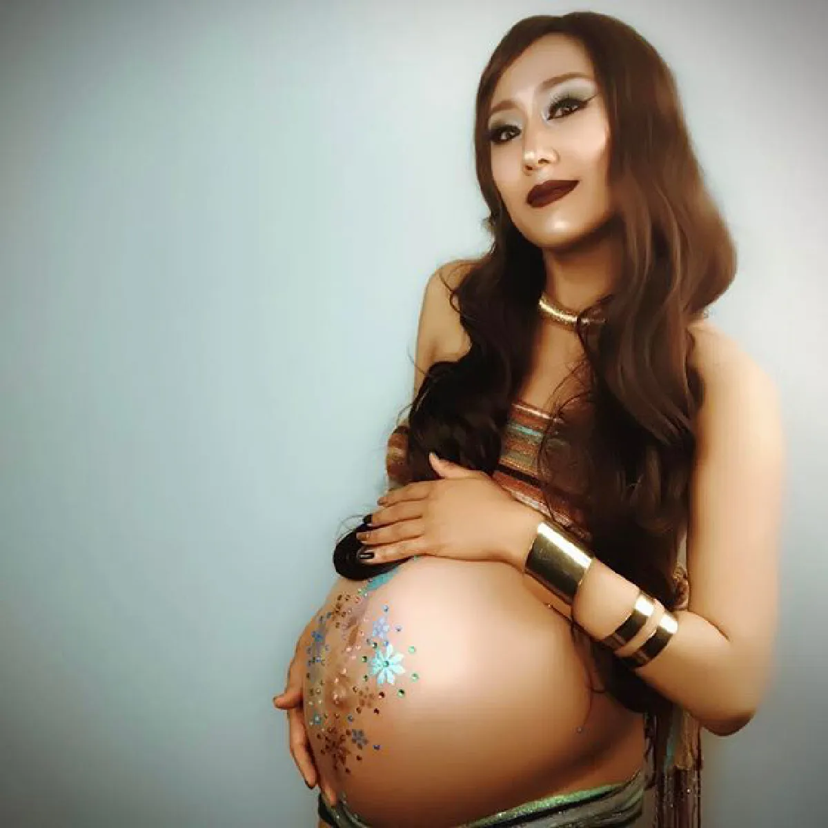 ว่าที่คุณแม่ เด็บบี้ บาซู โชว์ศิลปะเพ้นท์หน้าท้อง อวดครรภ์ใกล้คลอด