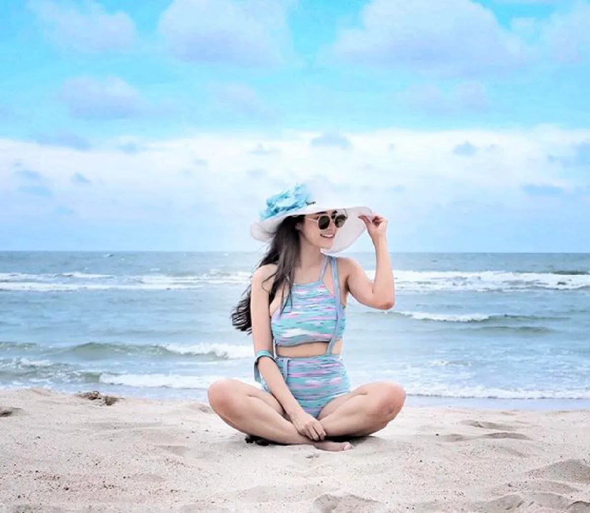 ทีเด็ดคุณแม่สุดแซ่บ! กระแต ศุภักษร อวดหุ่นเป๊ะพาลูกสาวเที่ยวทะเล