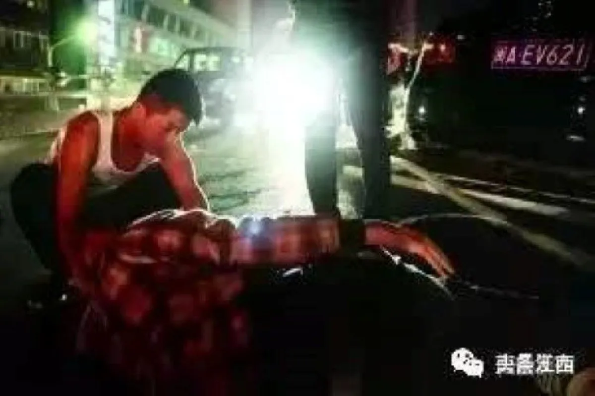 ฮีโร่ผู้กล้าหาญ! หนุ่มจีนช่วยคนออกจากอุบัติเหตุรถยนต์