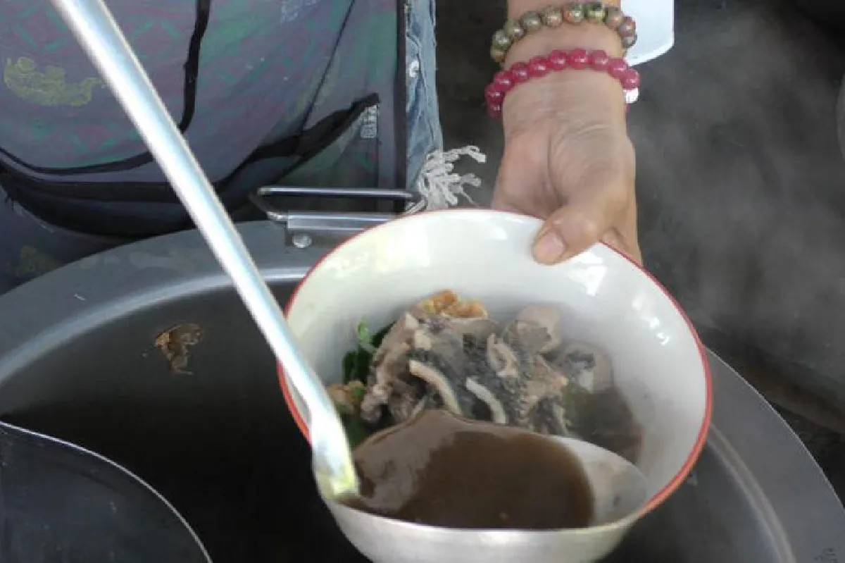 ก๋วยเตี๋ยวลิ้นวัวเมืองชัยนาท ตำนาน 60 ปีแห่งความอร่อย