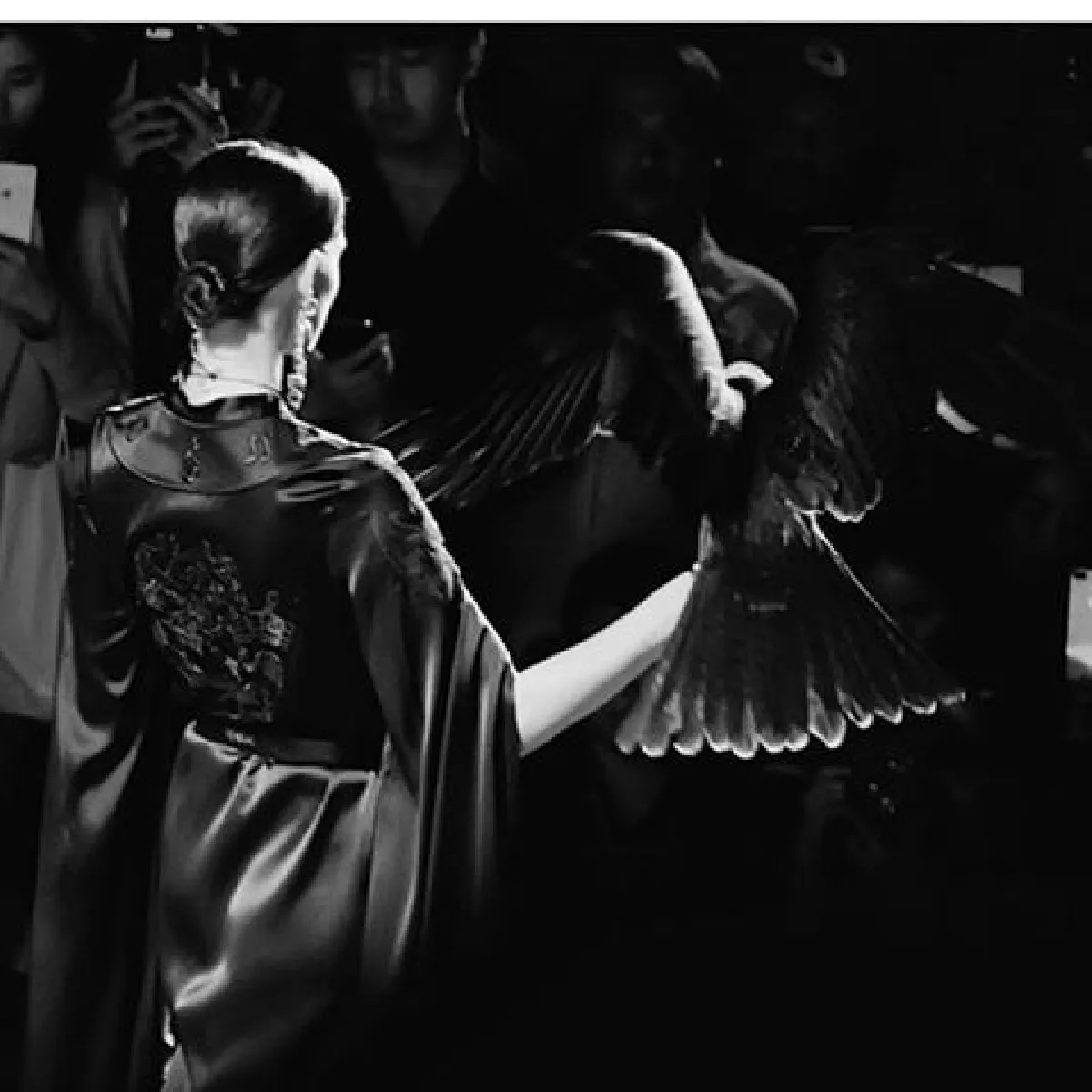 องค์แม่ลง! ซินดี้ สิรินยา ถือเหยี่ยวโชว์ความสตรองบนรันเวย์ (มีคลิป)