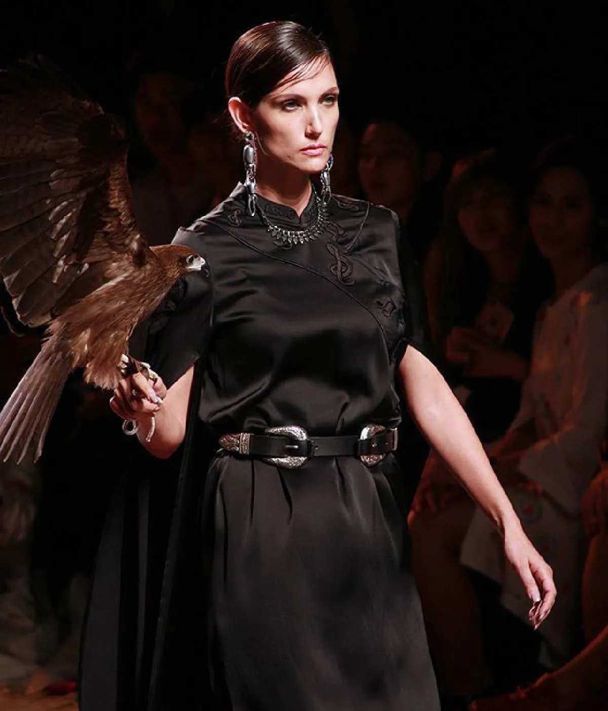 องค์แม่ลง! ซินดี้ สิรินยา ถือเหยี่ยวโชว์ความสตรองบนรันเวย์ (มีคลิป)