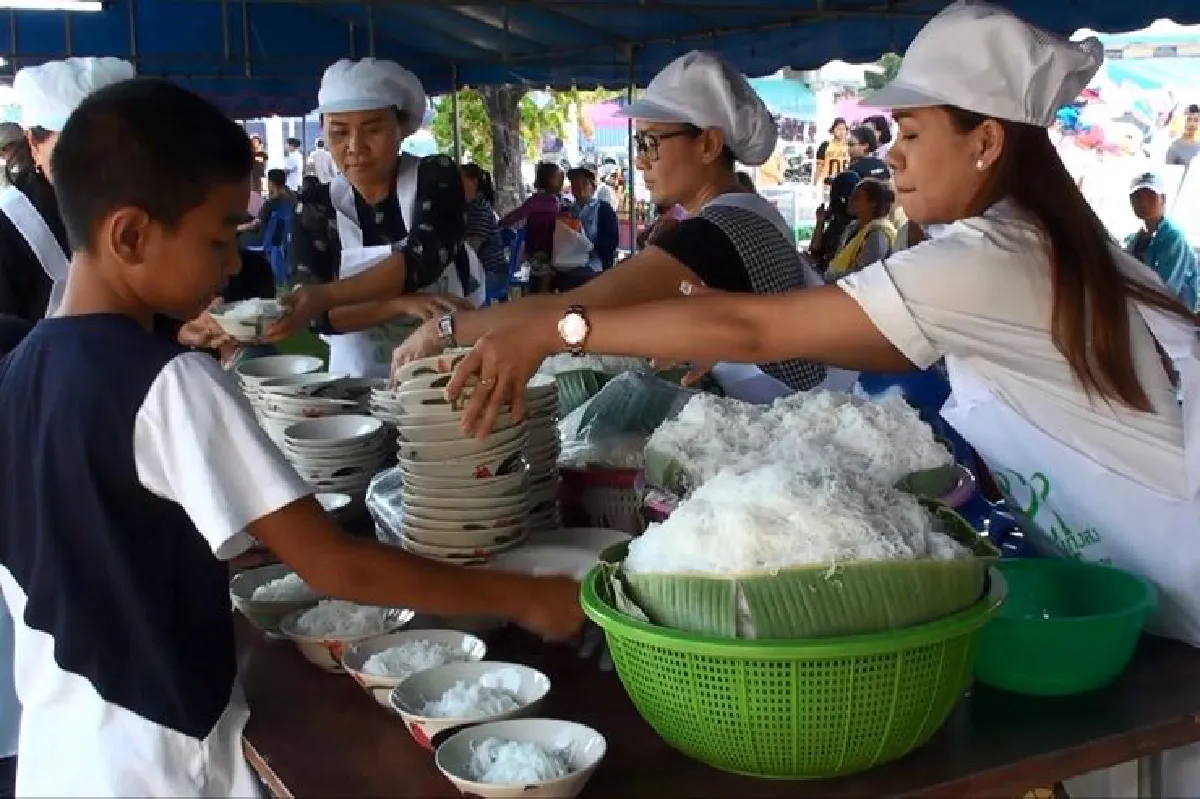 นครศรีฯจัดงานกินขนมจีนฟรีที่ทุ่งสง1พันกก.หมดใน2ชม.