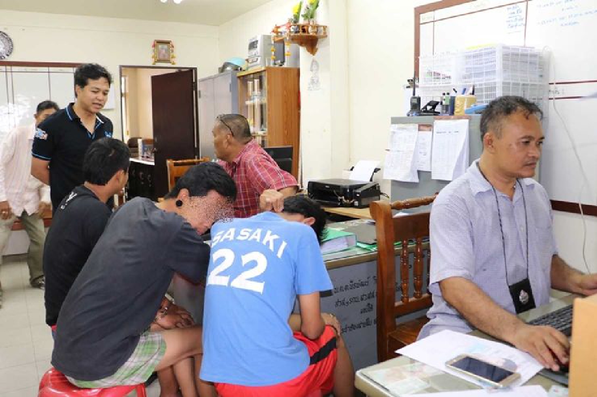 ตำรวจรวบแก๊งนศ.มหาวิทยาลัยดังขโมยสายไฟในหมู่บ้าน ตำรวจรวบแก๊งนศ.มหาวิทยาลัยดังขโมยสายไฟในหมู่บ้าน