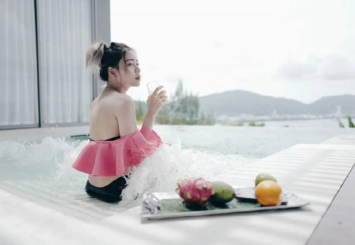 ทริปกระชับรัก นิวเคลียร์-ดีเจเพชรจ้า ควงคู่สวีทภูเก็ตอวดหุ่นแซ่บคูณสอง