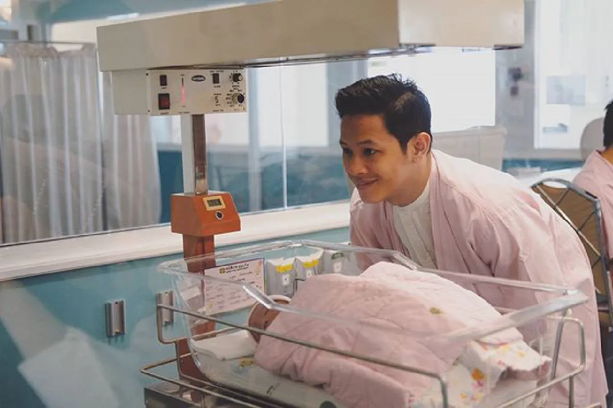 คลอดแล้ว! น้องเวฬา ลูกสาวคนแรกของนักร้องหนุ่ม โอม ค็อกเทล