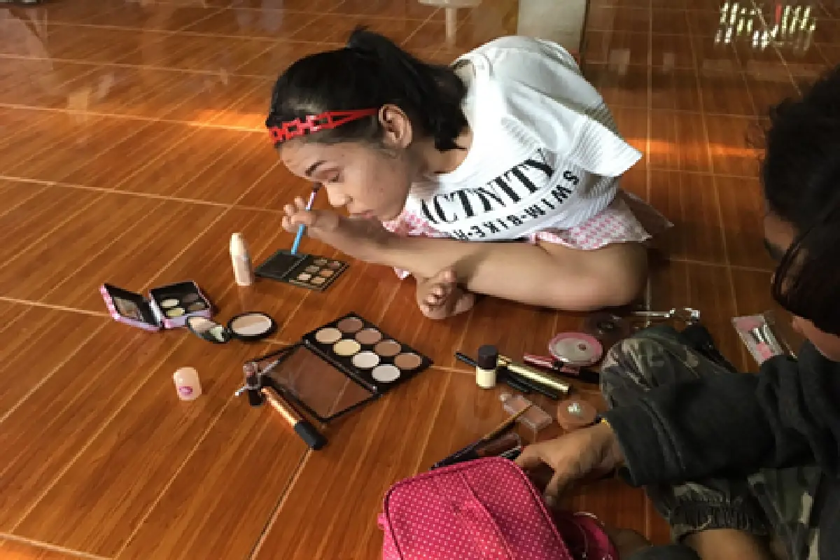 เป๊ะเวอร์!สาว17พิการไร้แขนใช้เท้าแต่งหน้าสวยไม่แพ้มืออาชีพ