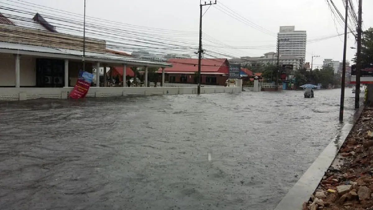 ฝนถล่มพัทยาน้ำท่วมหลายพื้นที่บางจุดสูง1เมตร