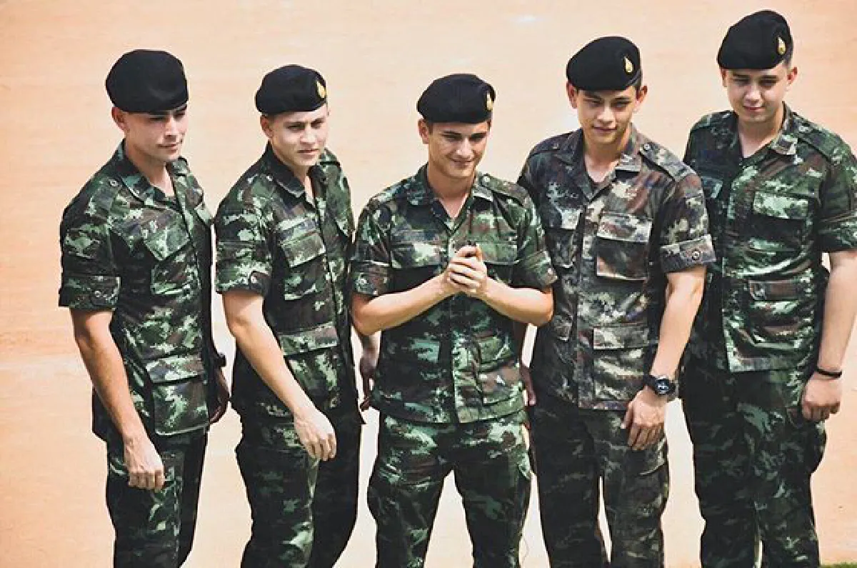 10 ภาพความเท่ พลทหารชิน ชินวุฒ กับความภูมิใจได้รับใช้ชาติ