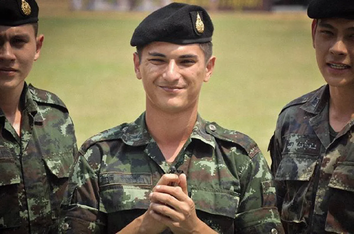 10 ภาพความเท่ พลทหารชิน ชินวุฒ กับความภูมิใจได้รับใช้ชาติ