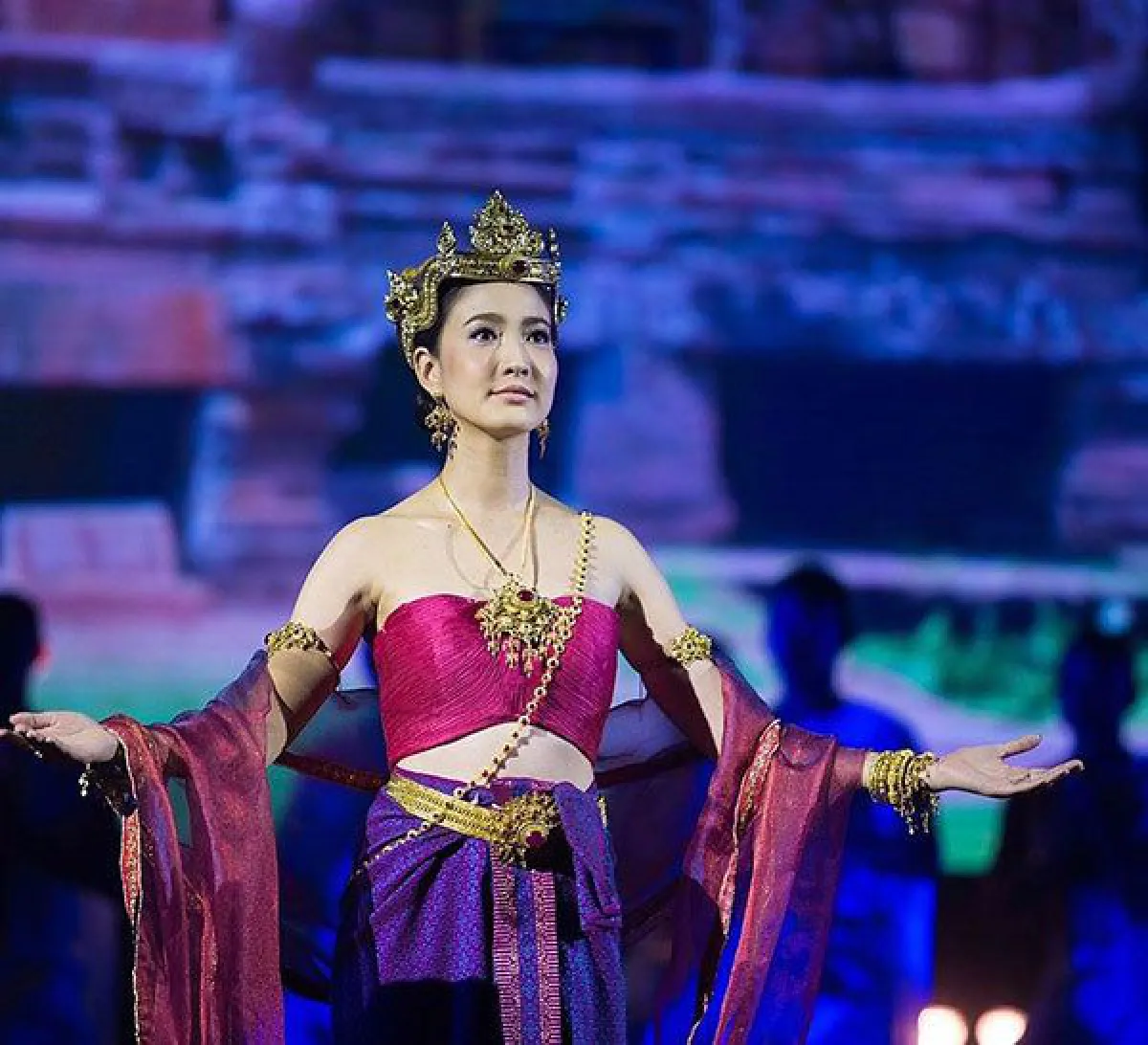 เลอค่านาคี! แต้ว ณฐพร แต่งสวยจัดเต็ม ร่วมงานประเพณีขึ้นเขาพนมรุ้ง
