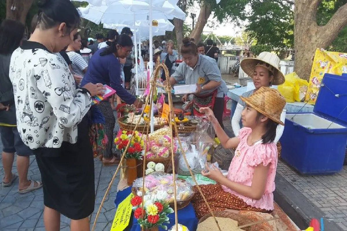 ถนนเดินดินริมแม่นํ้าเพชรบุรี แหล่งท่องเที่ยววิถีชีวิตชุมชน-อาหารอร่อย