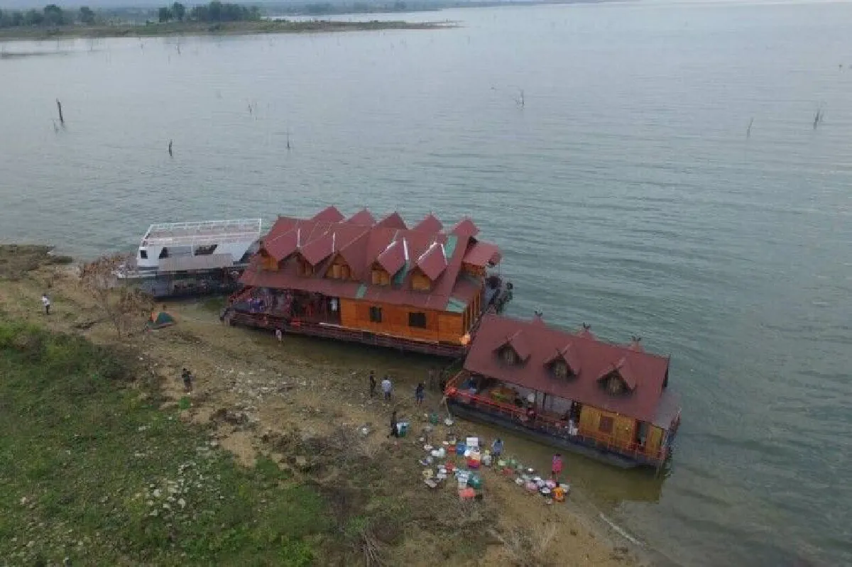 แพนักท่องเที่ยวถูกพายุกระหน่ำในเขื่อนศรีนครินทร์ ต้องหนีขึ้นเกาะกลางน้ำ