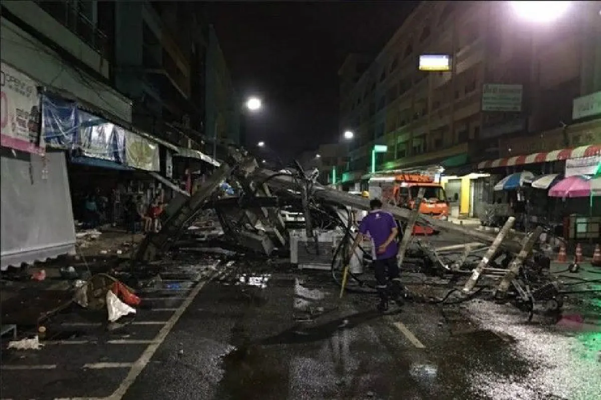 เก๋งบีเอ็มฯชนเสาไฟฟ้าย่านการค้าหาดใหญ่ ทำไฟดับ80หลังคาเรือน