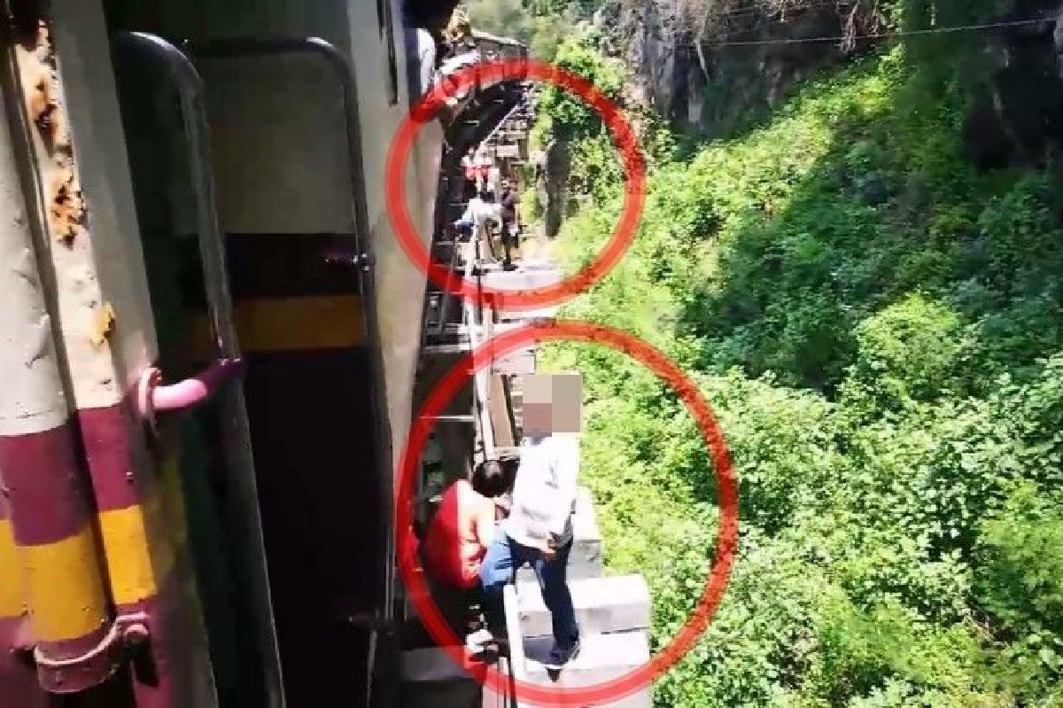 อันตราย! คลิปนักท่องเที่ยวยืนหลบรถไฟสายมรณะ บนหมอนรองราง อันตราย! คลิปนักท่องเที่ยวยืนหลบรถไฟสายมรณะ บนหมอนรองราง