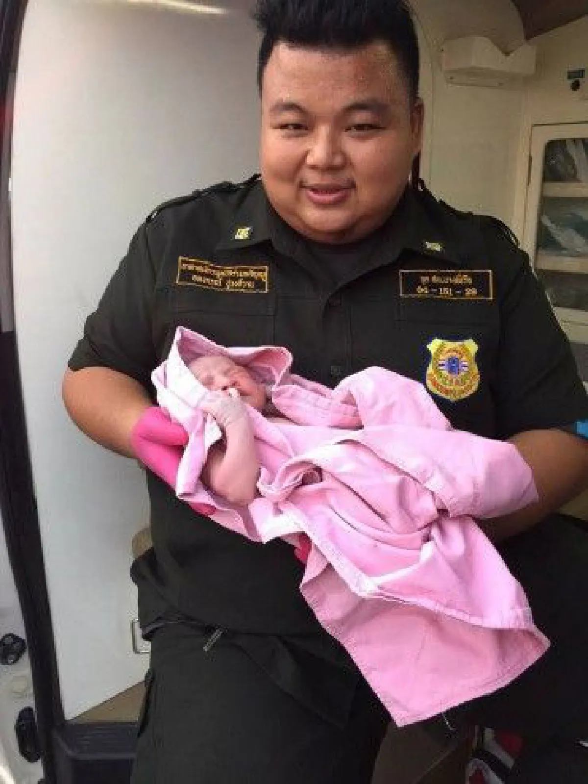 นาทีชีวิต!อาสาสมัครกู้ภัยช่วยทำคลอดให้หญิงบนแท็กซี่