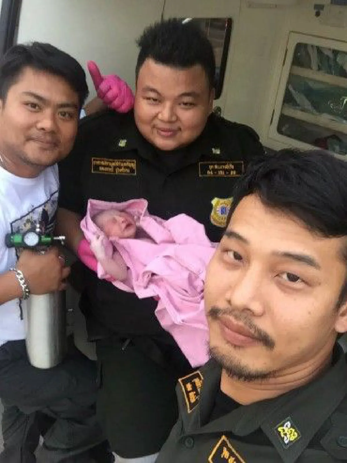 นาทีชีวิต!อาสาสมัครกู้ภัยช่วยทำคลอดให้หญิงบนแท็กซี่