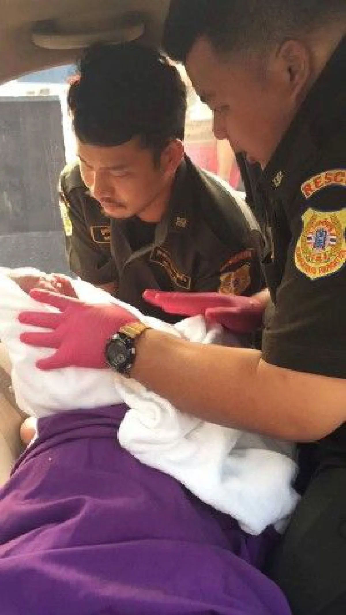 นาทีชีวิต!อาสาสมัครกู้ภัยช่วยทำคลอดให้หญิงบนแท็กซี่