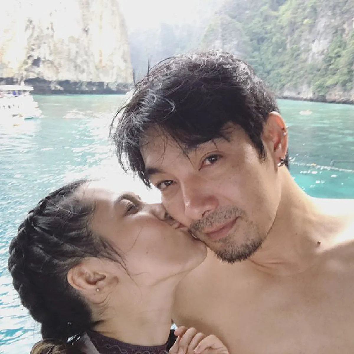 ส่องภาพหวานหนักมาก โอ๊ต วรวุฒิ ควง จีน่า ภรรยาเด็กเที่ยวทะเล