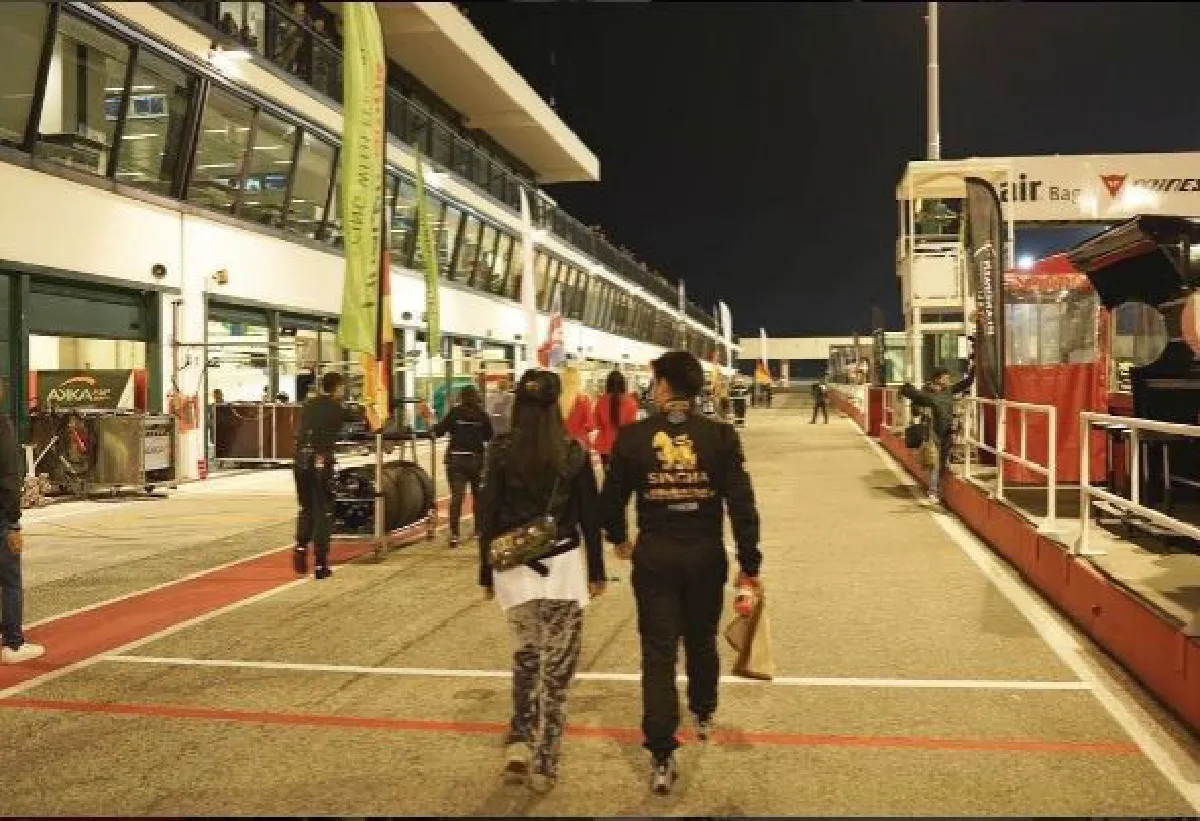 กำลังใจสำคัญ! นุ่น วรนุช ตามเชียร์ ต๊อด ปิติ แข่งรถติดขอบสนามที่อิตาลี