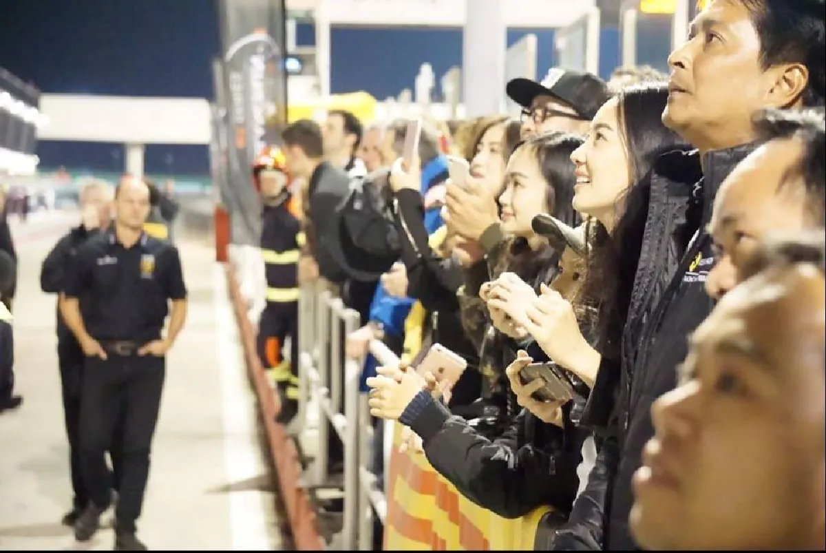 กำลังใจสำคัญ! นุ่น วรนุช ตามเชียร์ ต๊อด ปิติ แข่งรถติดขอบสนามที่อิตาลี