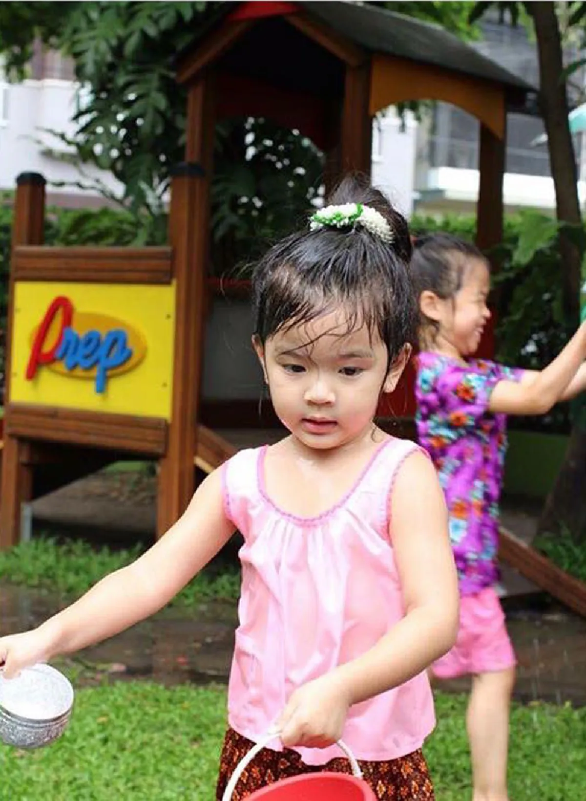 น่ารักได้อีก! น้องมะลิ พาขวัญ ใส่ชุดคอกระเช้าเล่นน้ำสงกรานต์ชุ่มฉ่ำ