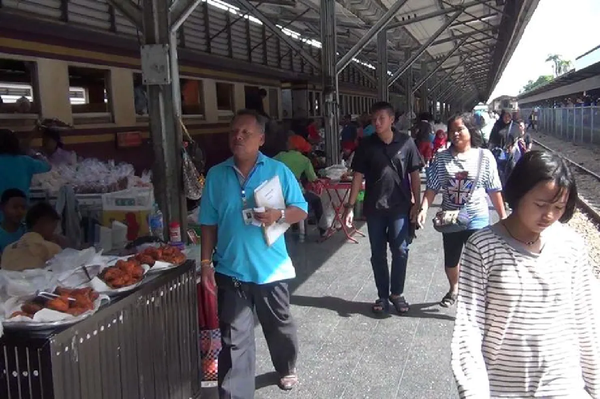 ชุมทางรถไฟหาดใหญ่คึกคนแห่จองตั๋วขบวนทักษิณารัถย์