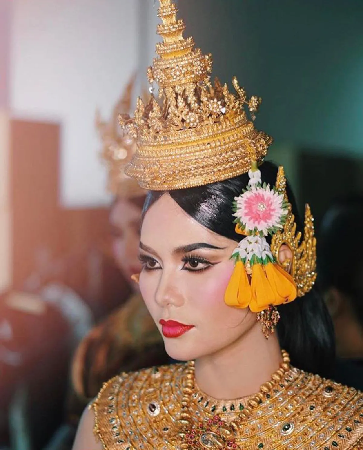 อ่อนช้อยงดงาม! น้ำตาล ชลิตา สวมชุดไทยรำแก้บนหลังติด Top6 MU (มีคลิป)