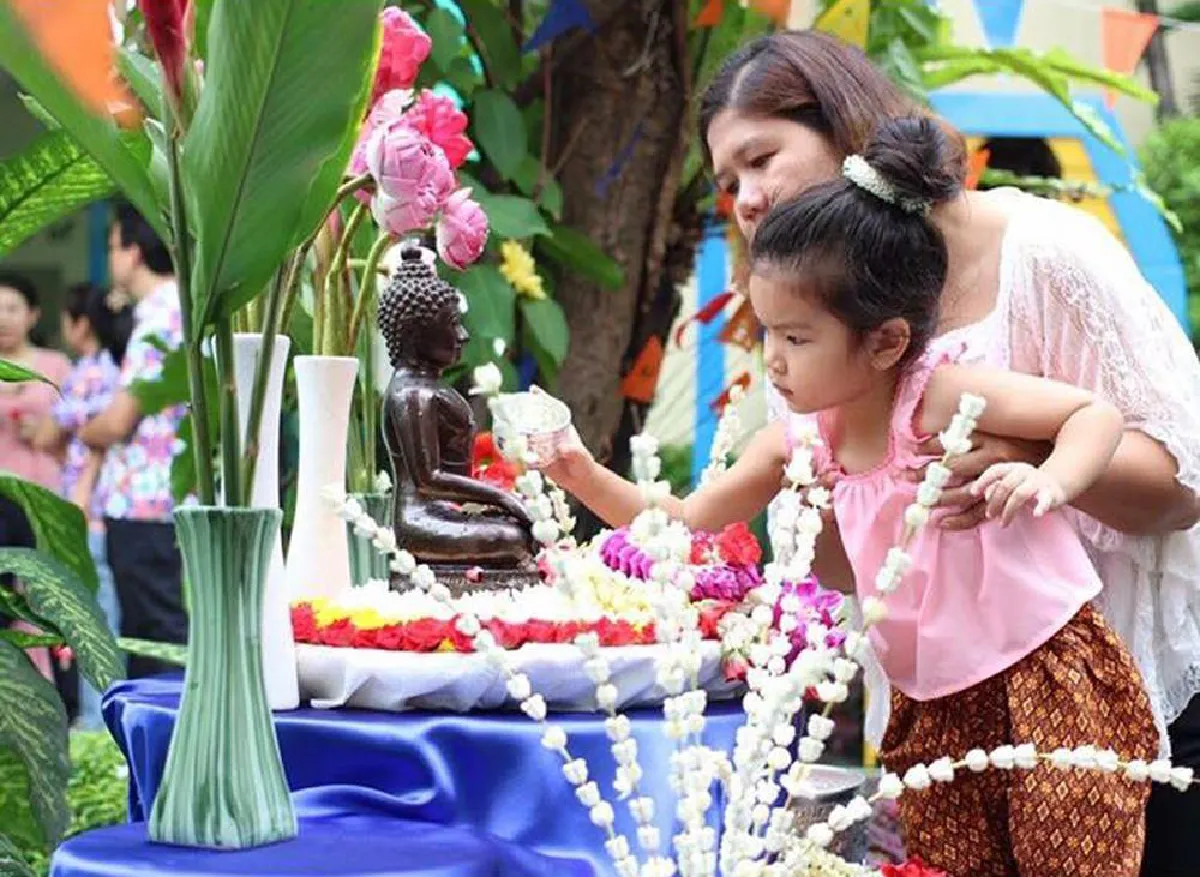 น่ารักได้อีก! น้องมะลิ พาขวัญ ใส่ชุดคอกระเช้าเล่นน้ำสงกรานต์ชุ่มฉ่ำ