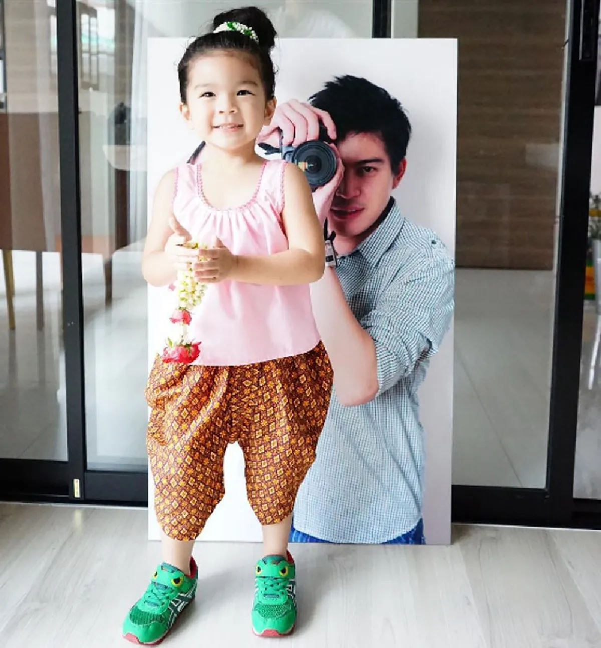 น่ารักได้อีก! น้องมะลิ พาขวัญ ใส่ชุดคอกระเช้าเล่นน้ำสงกรานต์ชุ่มฉ่ำ