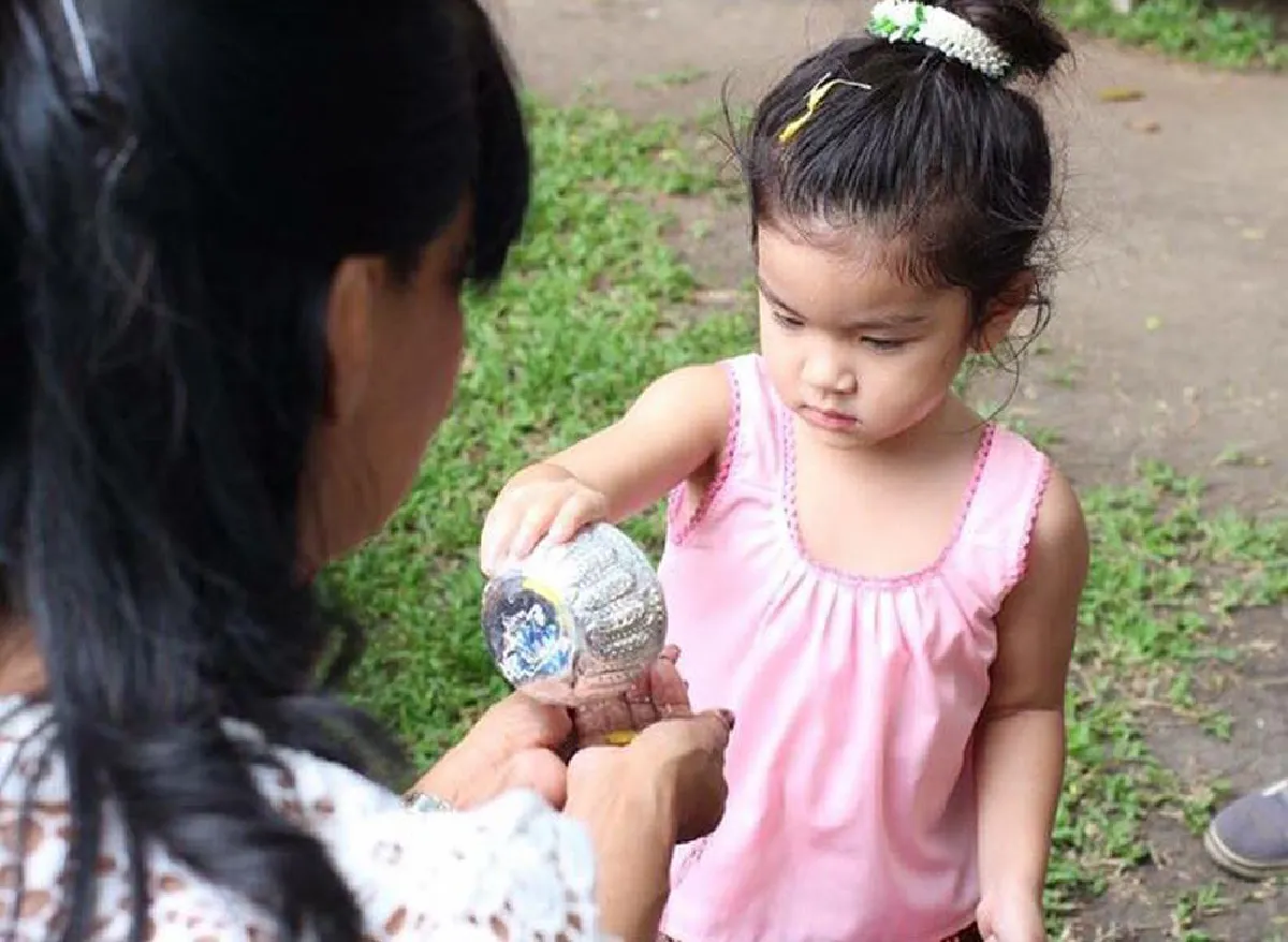 น่ารักได้อีก! น้องมะลิ พาขวัญ ใส่ชุดคอกระเช้าเล่นน้ำสงกรานต์ชุ่มฉ่ำ