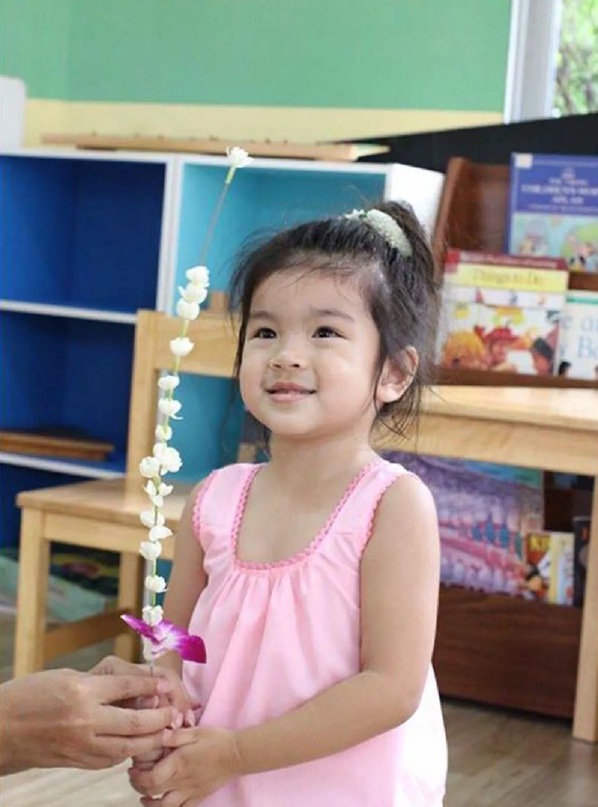 น่ารักได้อีก! น้องมะลิ พาขวัญ ใส่ชุดคอกระเช้าเล่นน้ำสงกรานต์ชุ่มฉ่ำ