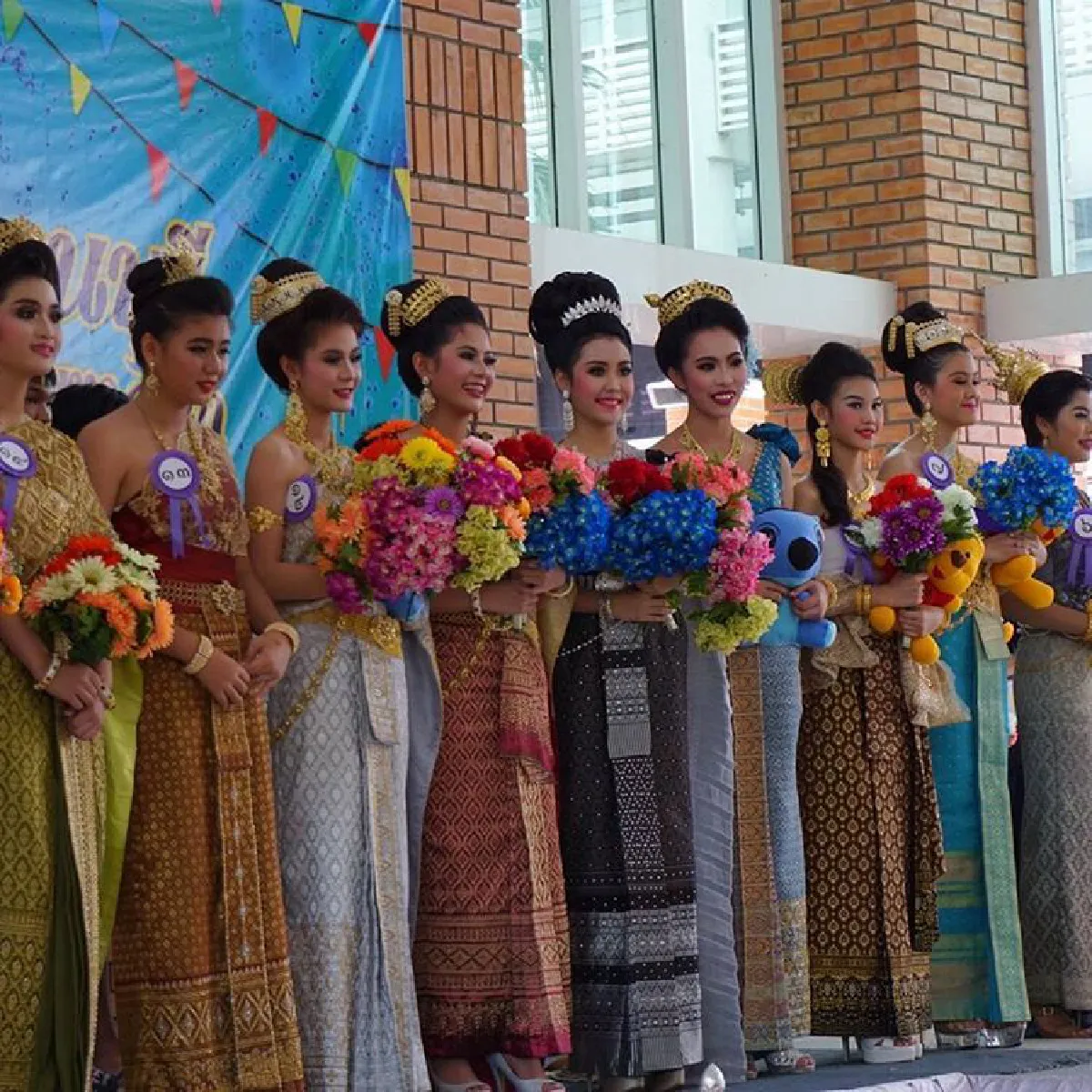 สวยเข้าตากรรมการ! พลอย มงกุฎเพชร ลูกสาวเท่ง เถิดเทิง ประกวดนางสงกรานต์