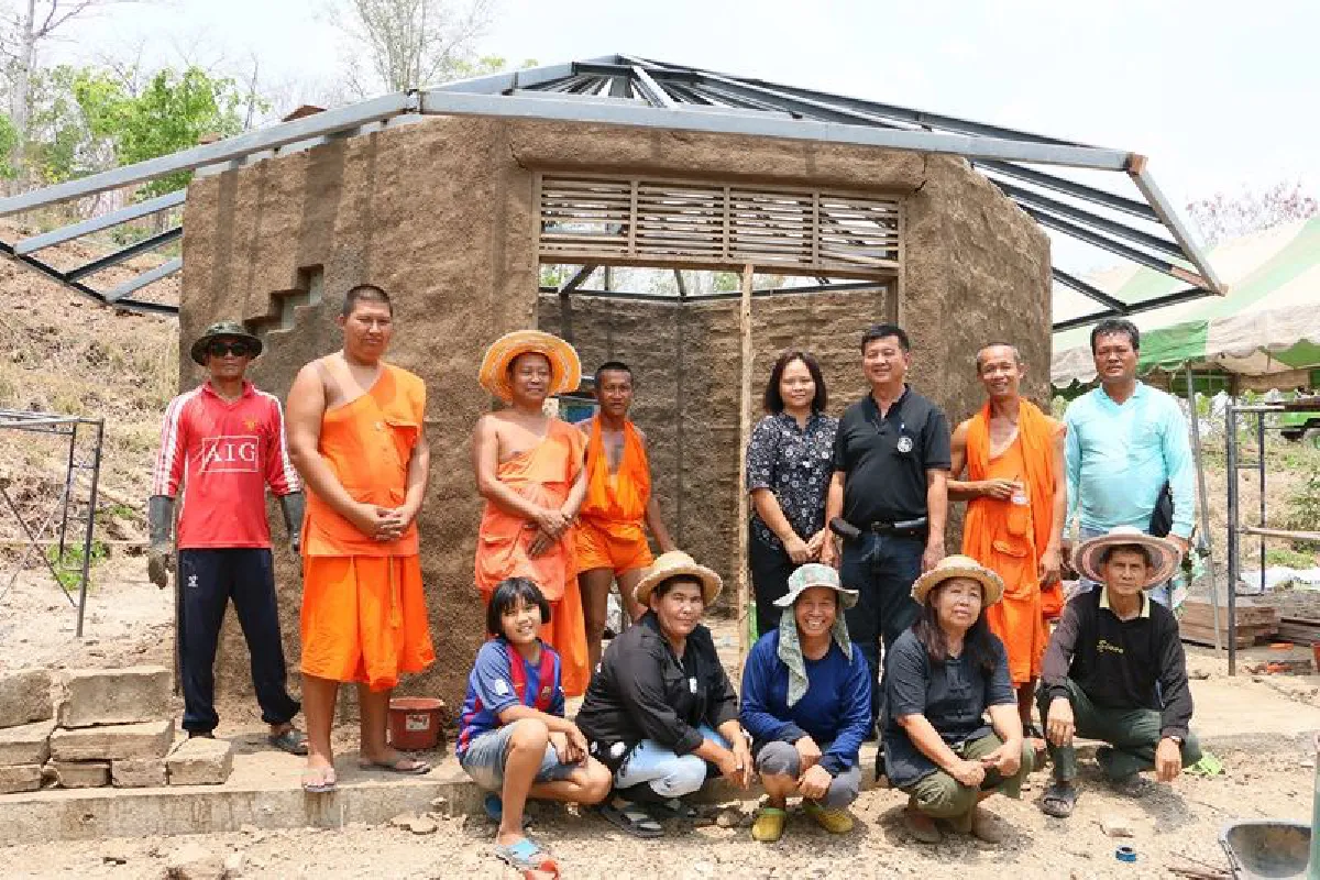 ชมบ้านดินสร้างด้วยเงินหมื่นเพิ่มมูลค่าเป็นแสน