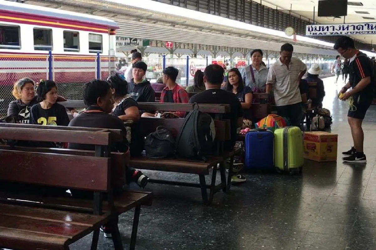รถไฟชุมทางหาดใหญ่คึกคนแห่กลับสงกรานต์ลดแออัด