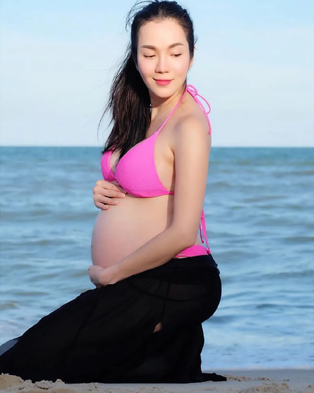เซ็กซี่ว่าที่คุณแม่ อ๋อม สกาวใจ อุ้มท้อง 6 เดือน เล่นน้ำเริงร่าในชุดบิกินี่