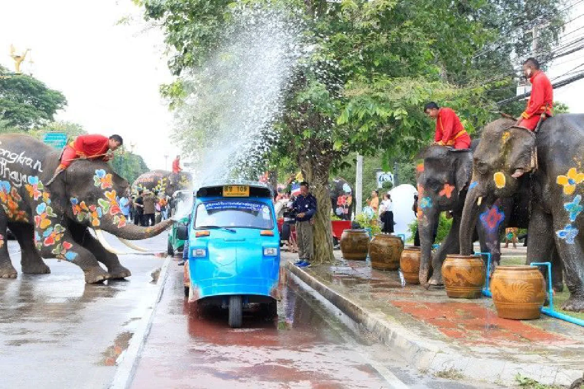 สื่อนอกบันทึกภาพ-ทำข่าวช้างไทยพ่นน้ำเล่นสงกรานต์