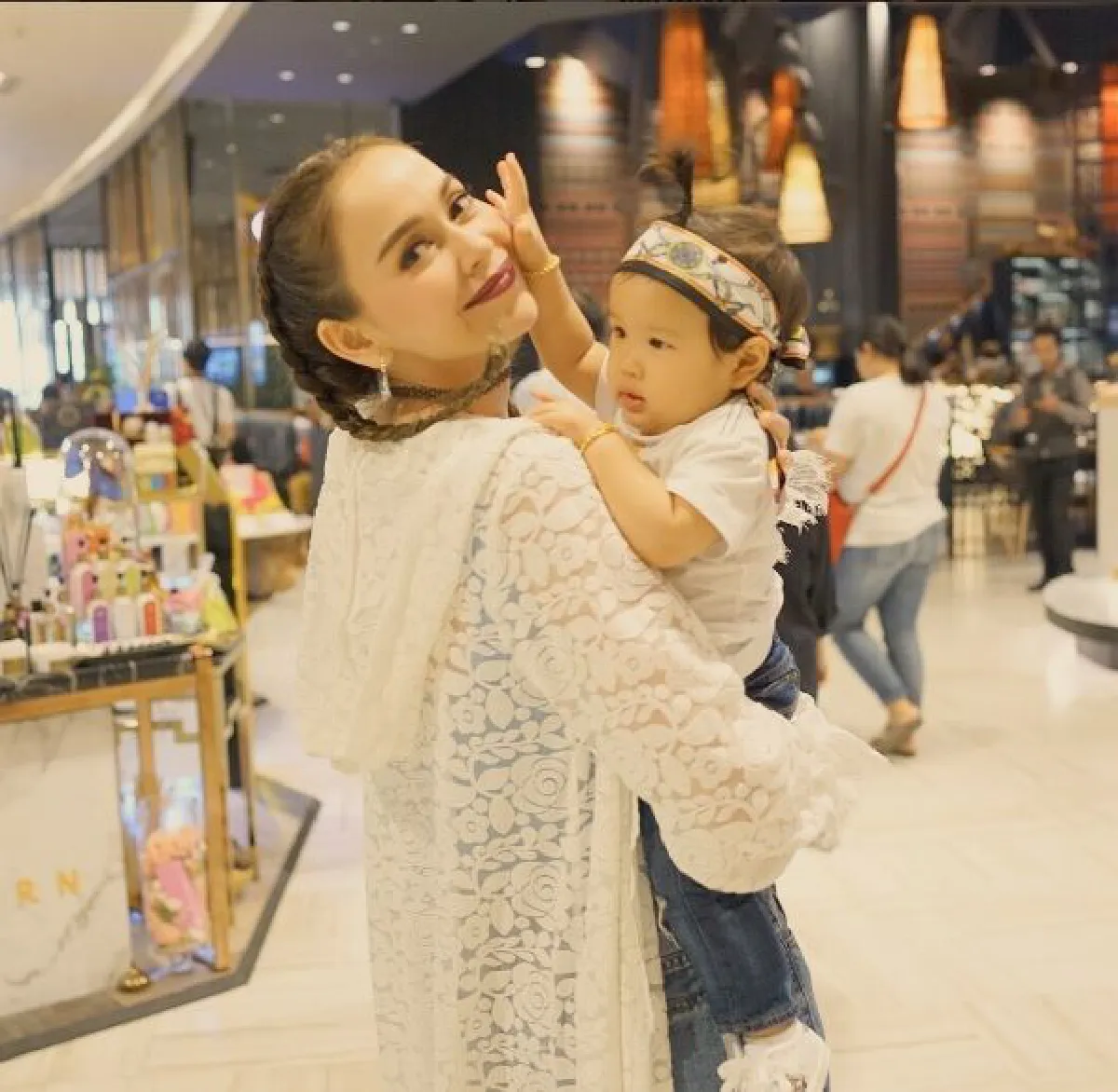 ลูกจ๋ามาสักที! นัท-อั้ม สนุกกับการเลี้ยงหลาน ซ้อมเป็นคุณพ่อคุณแม่ในอนาคต