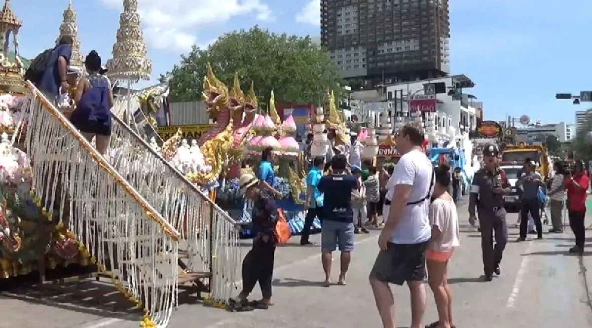 พัทยาจัดสงกรานต์วันไหลแจกผ้ายันต์เจ้าคุณธงชัย