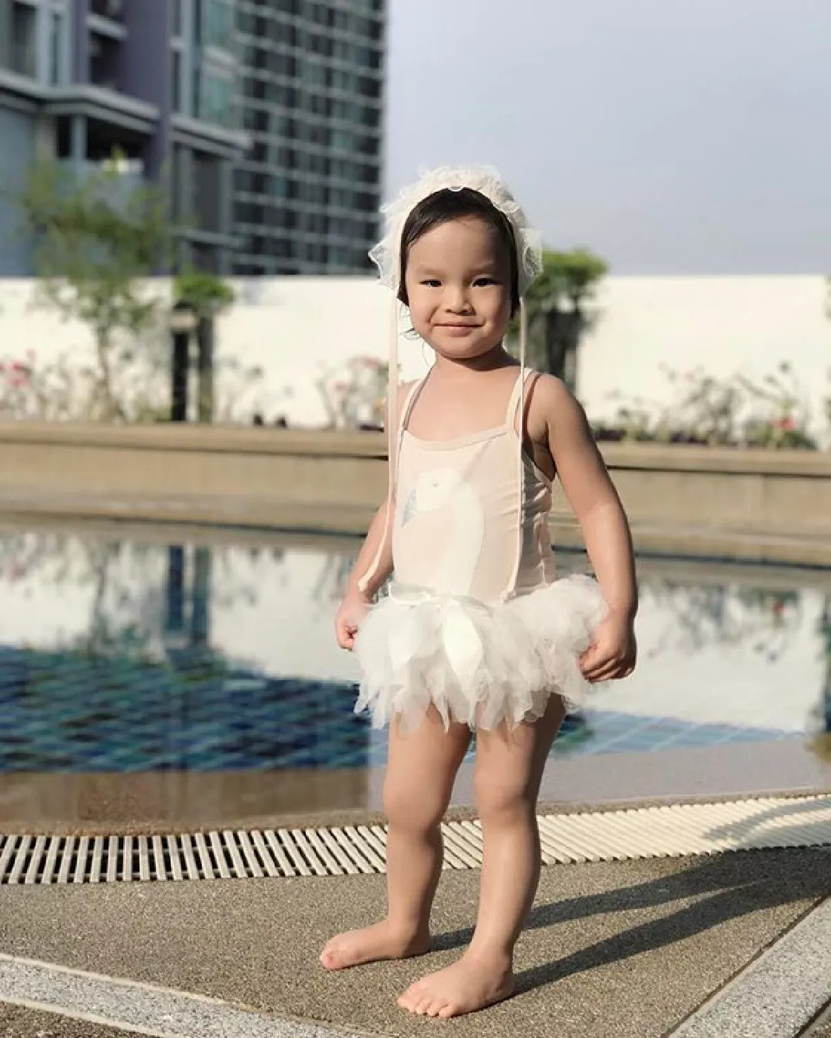น่ารักปนฮา! น้องปีใหม่ ลูกแอฟ-สงกรานต์ ในมาดนางแบบถ่ายแฟชั่นชุดว่ายน้ำ