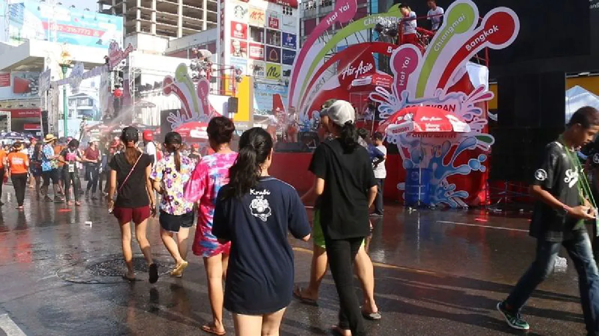 คนนับแสนแห่ร่วมงานสงกรานต์ถนนข้าวเหนียว