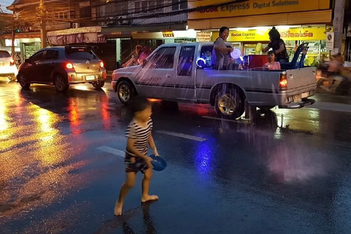 สงกรานต์กลางคืนตัวเมืองปราจีนฯยังสาดน้ำกันคึก