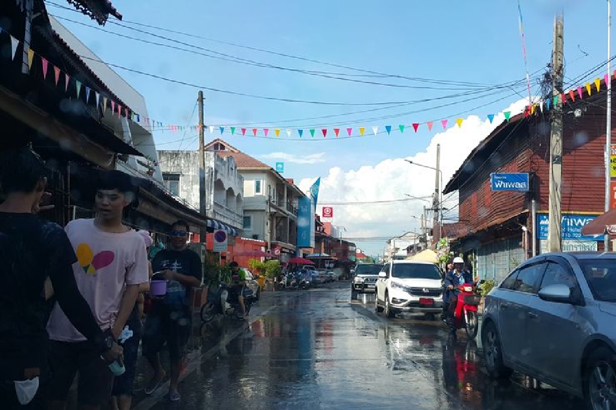 สงกรานต์น่านสุดเหงาคนเล่นสาดน้ำบางตา สงกรานต์น่านสุดเหงาคนเล่นสาดน้ำบางตา