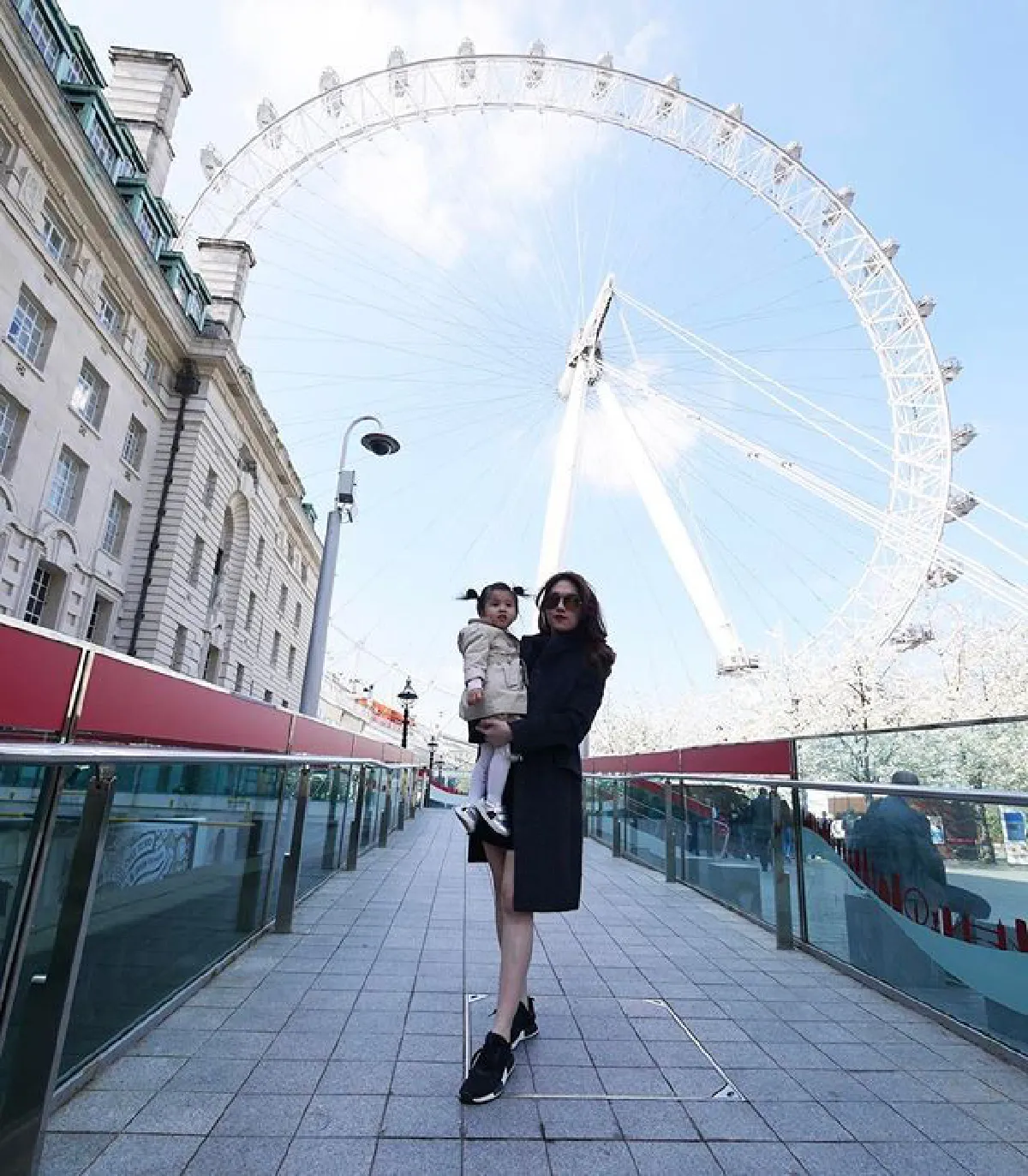 ส่องภาพน่ารัก พ่อหนุ่ม-แม่เมย์ พาลูกสาว น้องมายู เที่ยวเริงร่ายุโรป