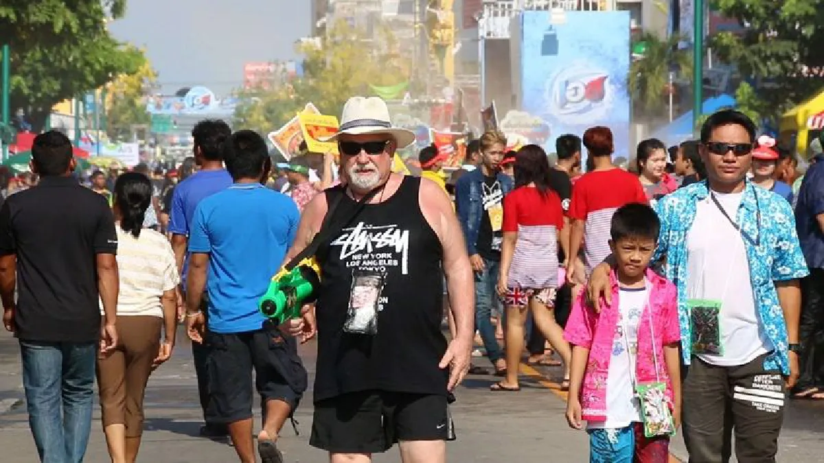 คนนับแสนแห่ร่วมงานสงกรานต์ถนนข้าวเหนียว