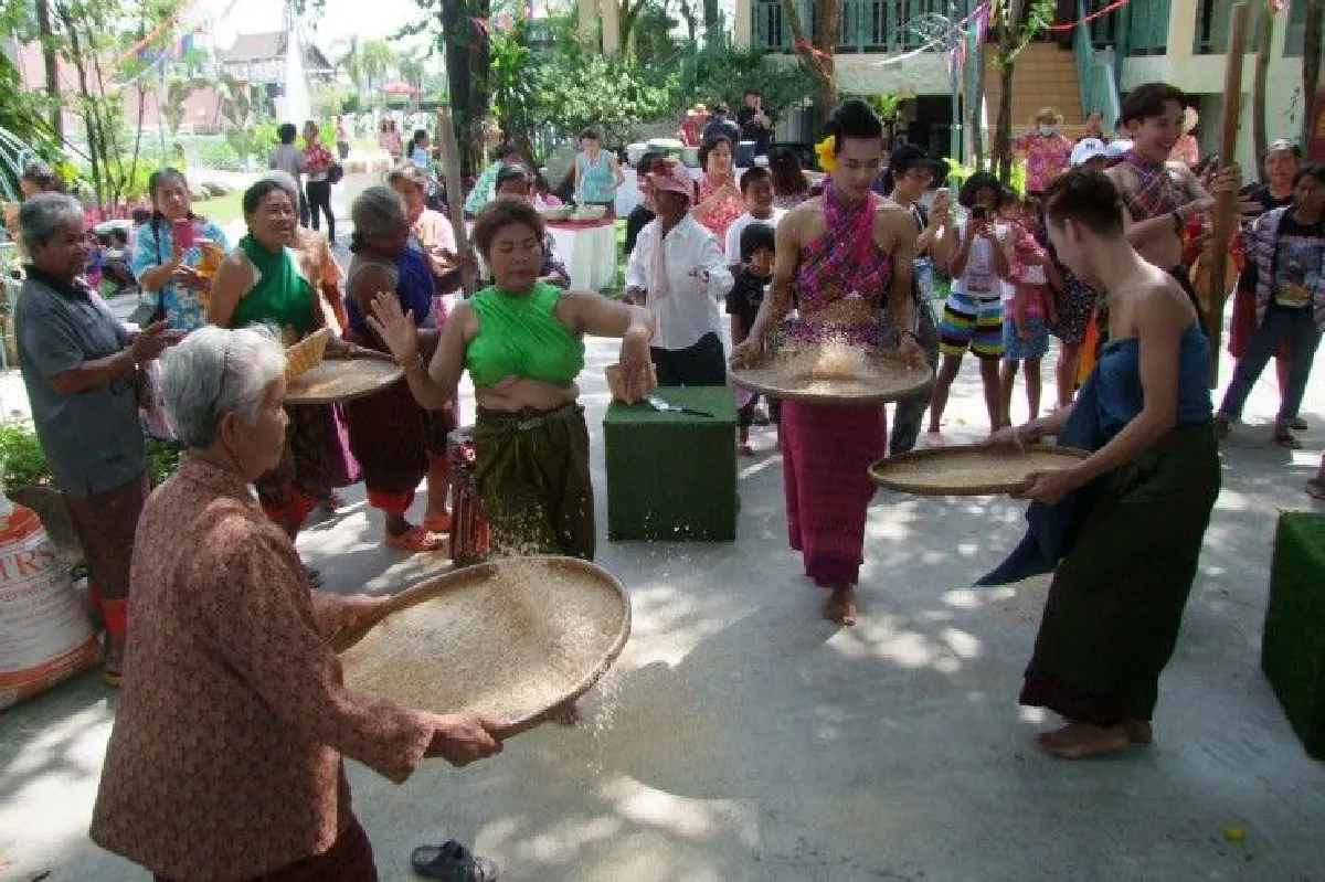 บุรีรัมย์จัดสงกรานต์ย้อนยุคโบราณสุดครึกครื้น