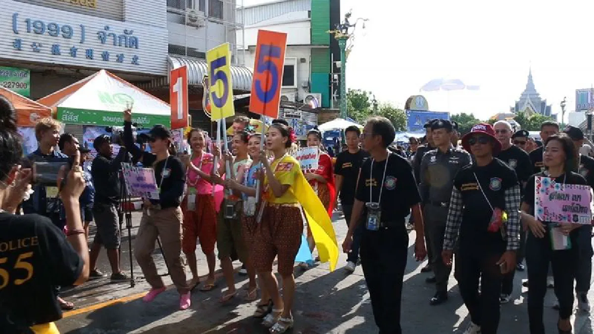 คนนับแสนแห่ร่วมงานสงกรานต์ถนนข้าวเหนียว