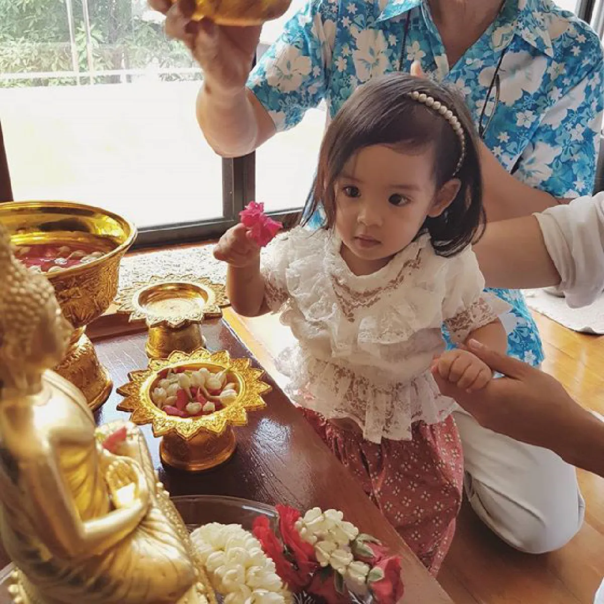 น่าเอ็นดูที่สุด! น้องอลิน-อลัน แต่งชุดไทยสวยหล่อไปสรงน้ำพระ
